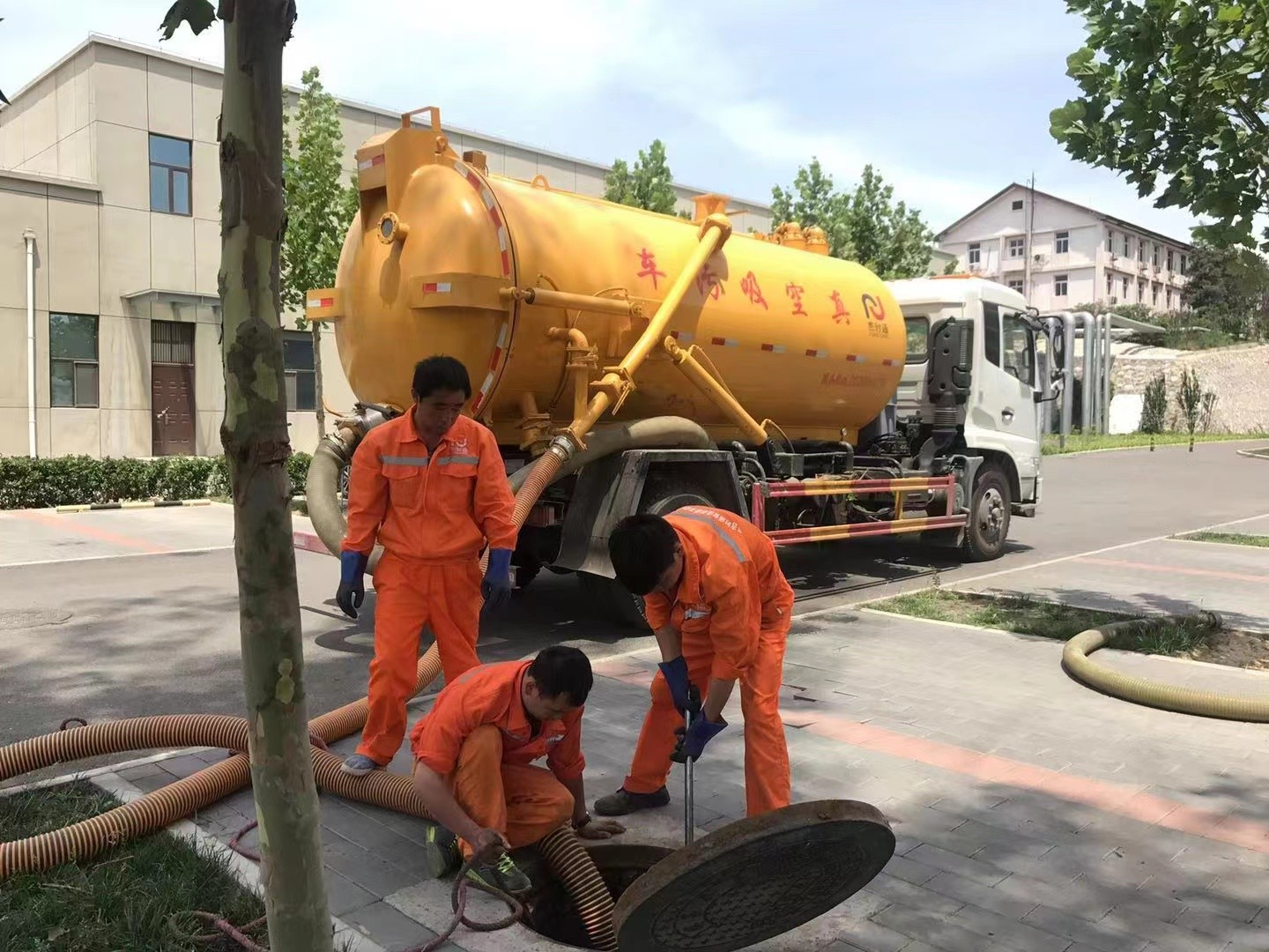 榆阳管道疏通车停在窨井附近