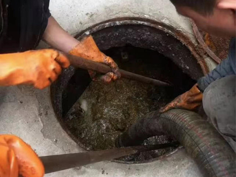 榆阳清理化粪池时如何避免沼气的危害？